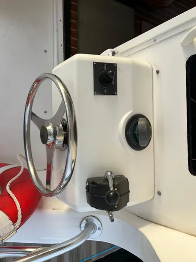 Todo Bien Yacht Photos Pics Steering wheel and controls of a 2000 Viking 58 Enclosed Bridge yacht.