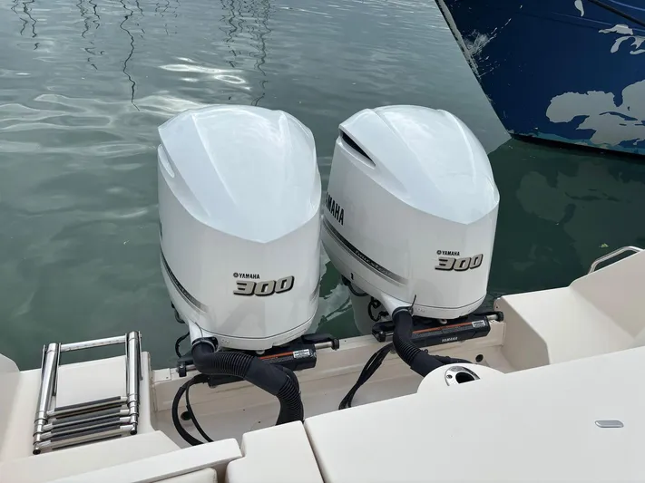 Sweetness Yacht Photos Pics Twin Yamaha 300 outboard engines on a 2021 Grady-White Freedom 285 boat.