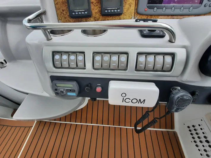 Paradox Yacht Photos Pics Control panel of a 2008 Formula 40 PC boat with ICOM radio.