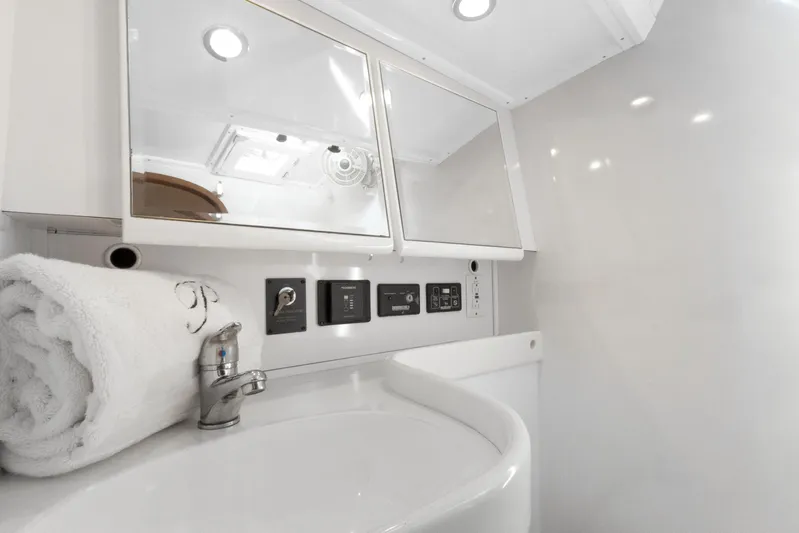 Mojo Yacht Photos Pics 