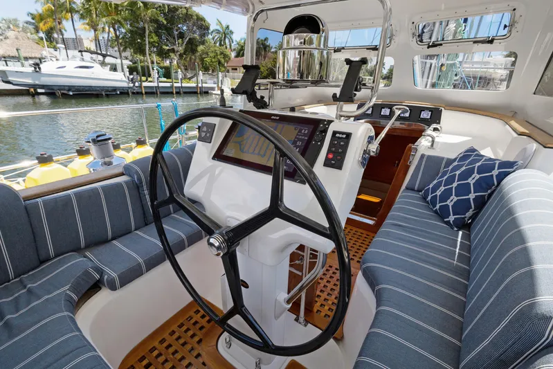 Mojo Yacht Photos Pics 