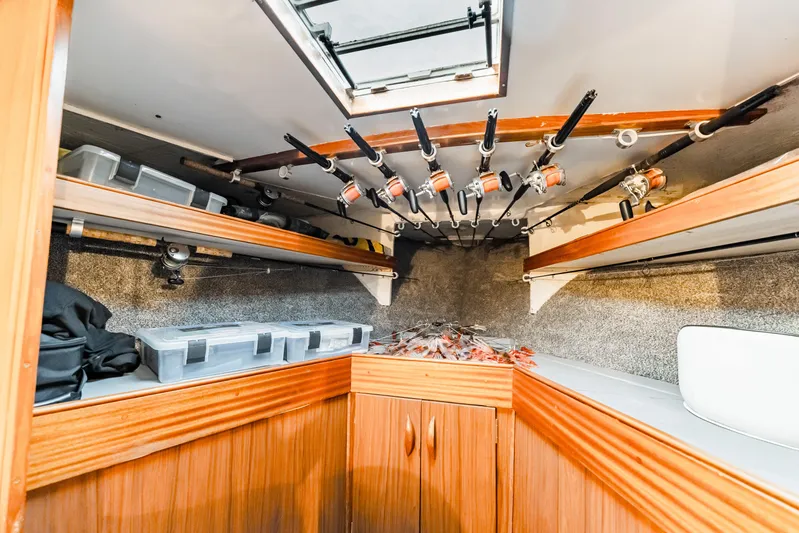 Leslie Ann Yacht Photos Pics Interior of 1988 Buddy Davis 47 Convertible with fishing rods and storage compartments.