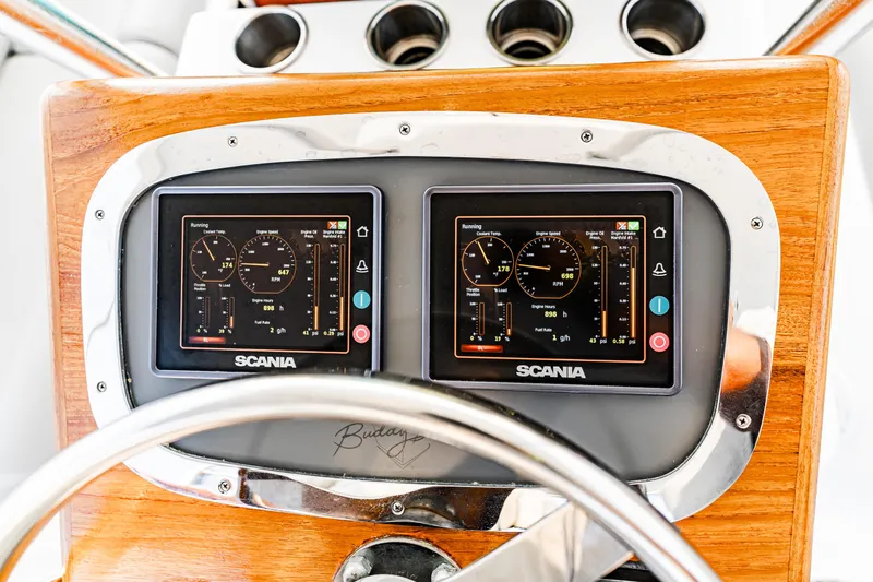 Leslie Ann Yacht Photos Pics Dashboard of 1988 Buddy Davis 47 Convertible with Scania engine displays.