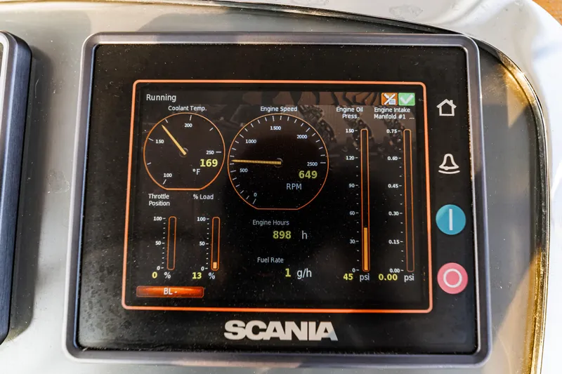 Leslie Ann Yacht Photos Pics Display screen showing engine metrics on a 1988 Buddy Davis 47 Convertible boat.