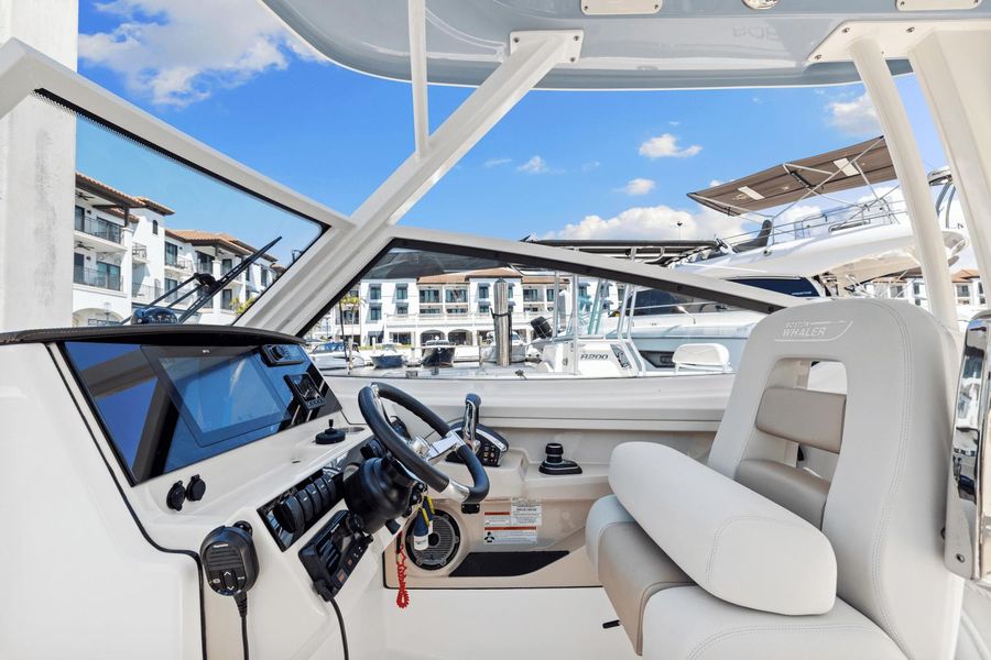 2022 Boston Whaler 280 Vantage