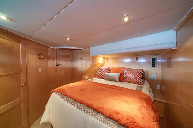Altitude Adjustment Yacht Photos Pics Luxurious bedroom interior of 2000 Navigator 5300 Classic yacht with cozy bedding.