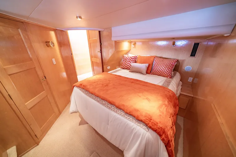 Altitude Adjustment Yacht Photos Pics Luxurious bedroom interior of 2000 Navigator 5300 Classic yacht with cozy bedding.