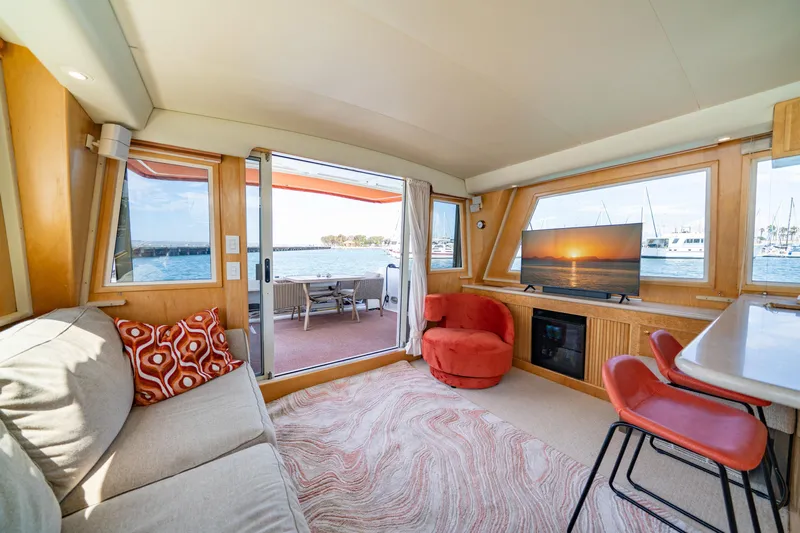 Altitude Adjustment Yacht Photos Pics Interior of 2000 Navigator 5300 Classic yacht with cozy seating and ocean view.