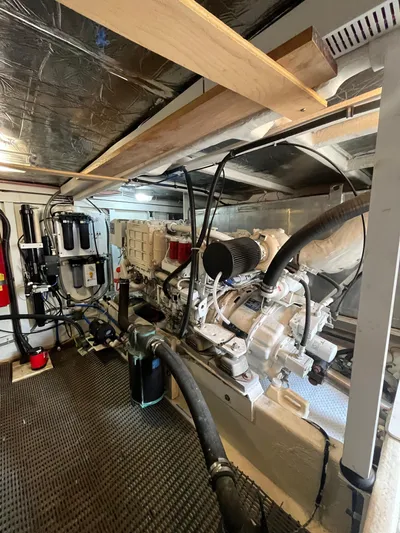 Our Time Yacht Photos Pics Engine room of 2001 Bayliner 5788 Pilot House Motoryacht, showcasing mechanical components and systems.