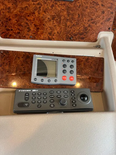 Our Time Yacht Photos Pics Control panel of 2001 Bayliner 5788 Pilot House Motoryacht with navigation equipment.