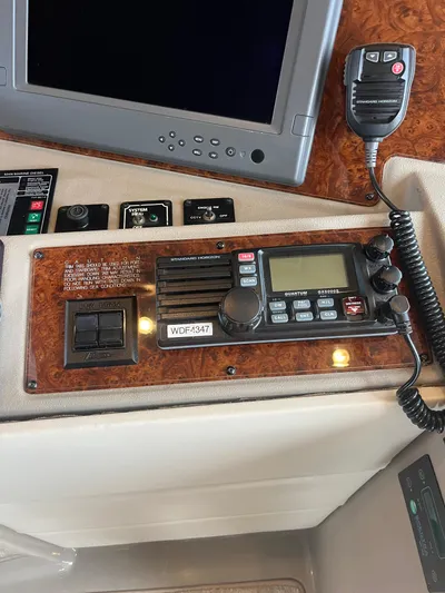 Our Time Yacht Photos Pics Control panel of 2001 Bayliner 5788 Pilot House Motoryacht with radio and display screen.