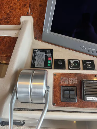 Our Time Yacht Photos Pics Control panel of a 2001 Bayliner 5788 Pilot House Motoryacht with throttle levers and display.