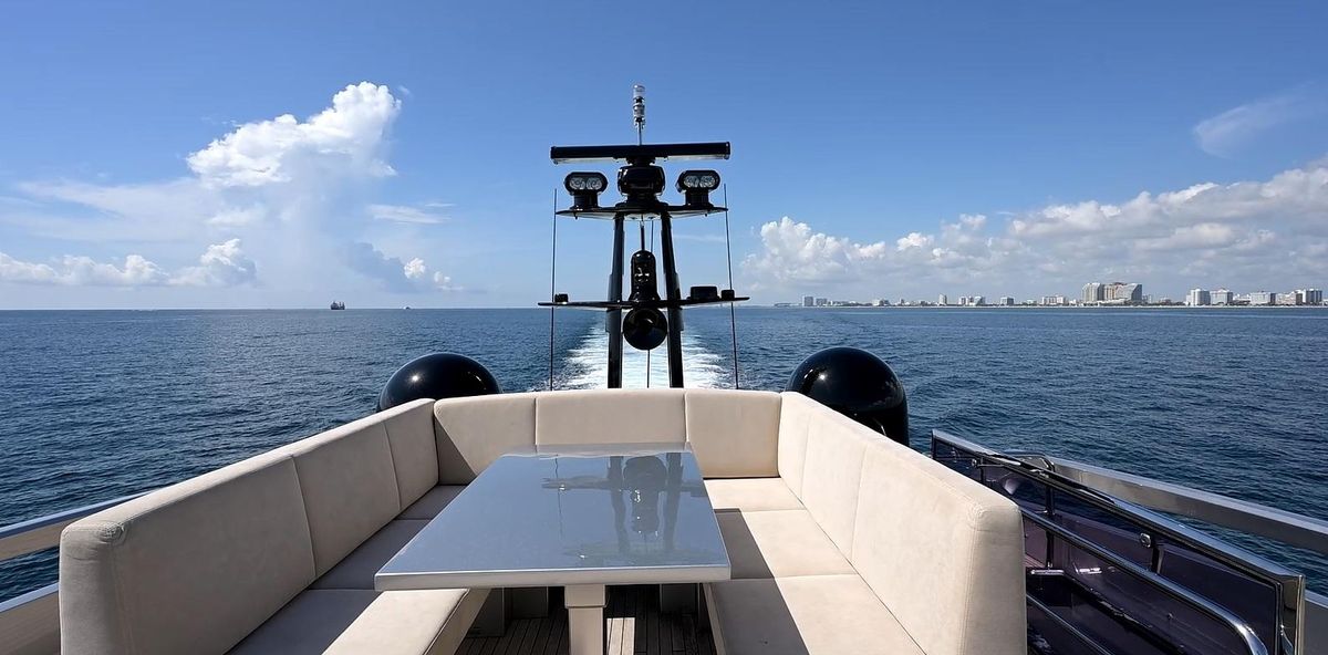 2015 Pershing 92 