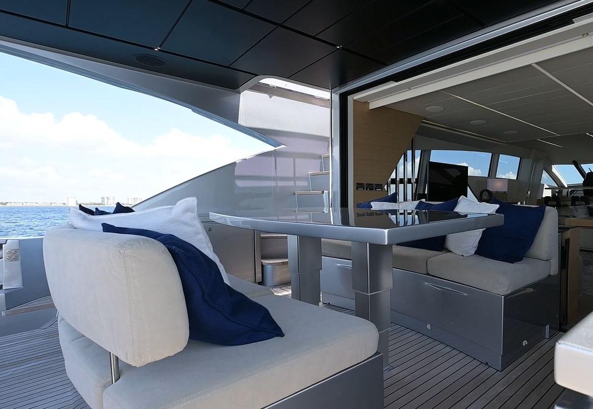 2015 Pershing 92 