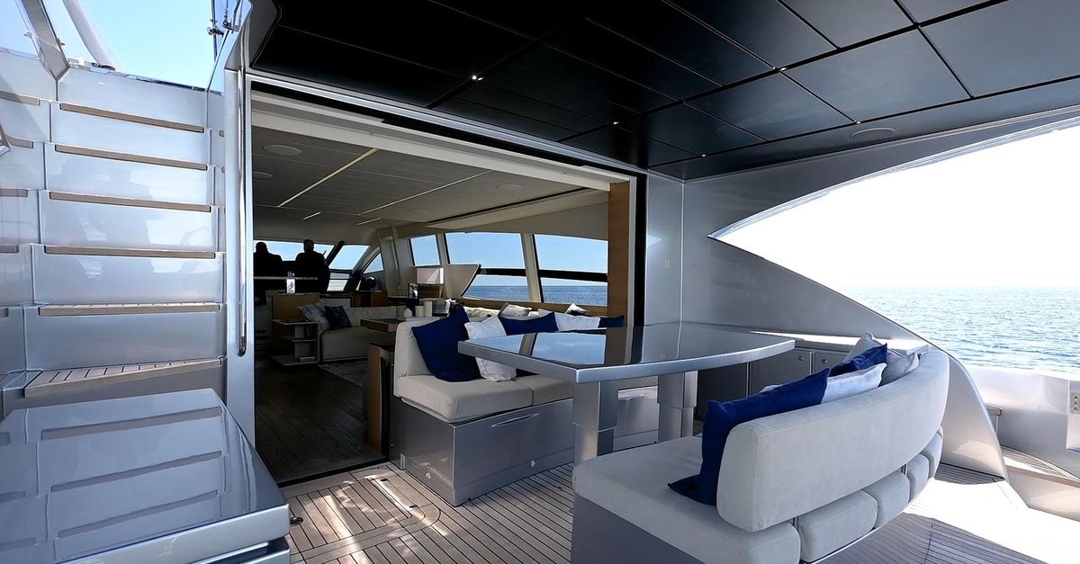 2015 Pershing 92 