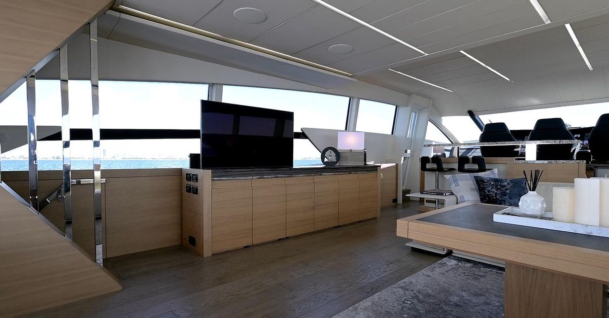 2015 Pershing 92 
