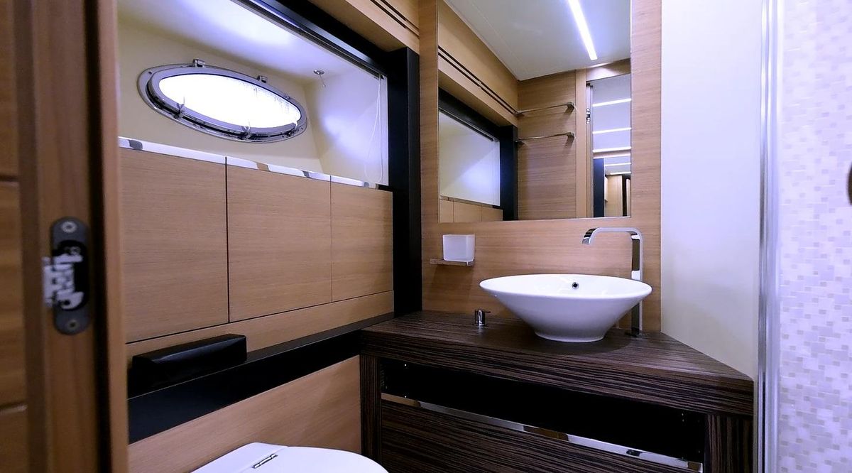 2015 Pershing 92 