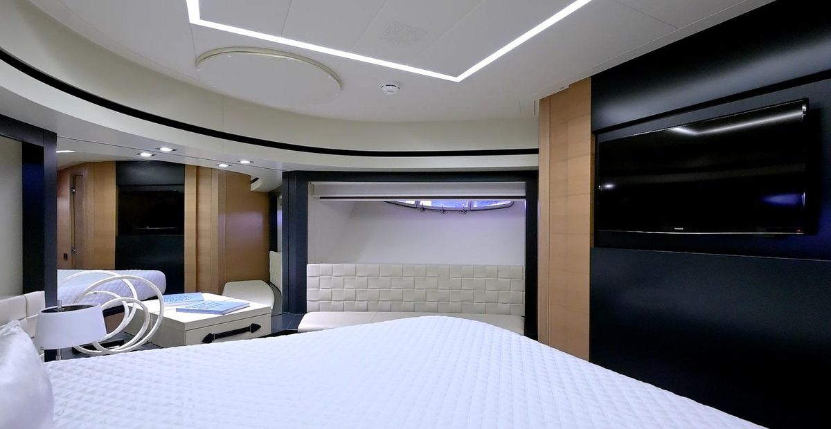 2015 Pershing 92 