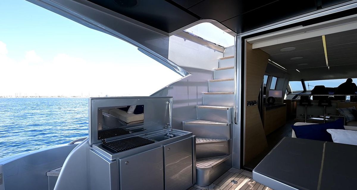 2015 Pershing 92 