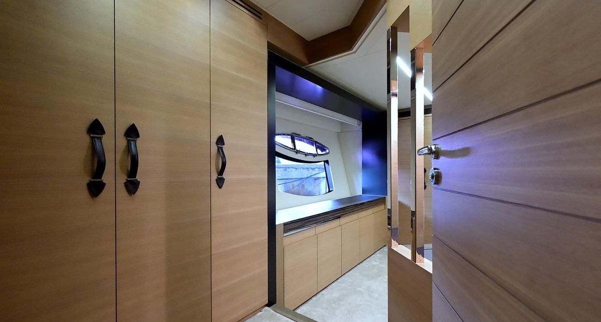 2015 Pershing 92 