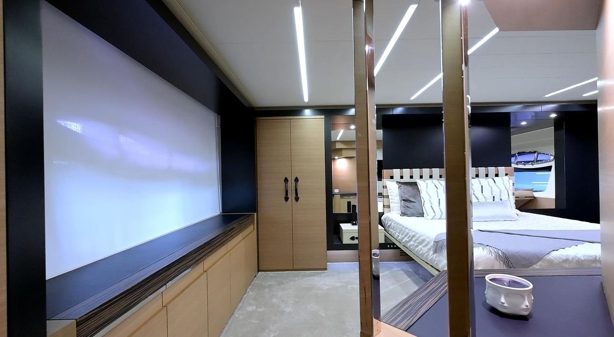 2015 Pershing 92 