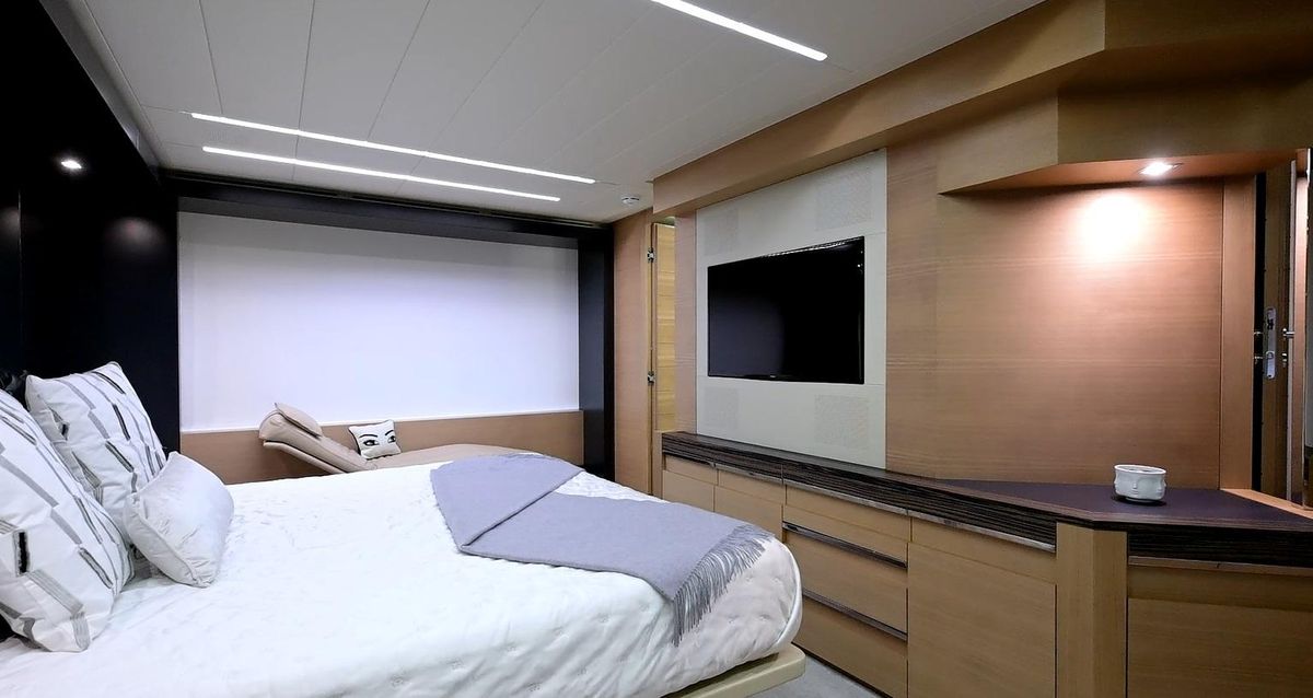 2015 Pershing 92 