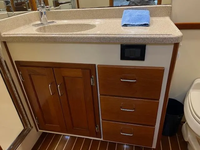 Wabisabi Yacht Photos Pics Head IMG_0794.jpg