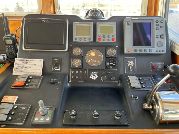 Wabisabi Yacht Photos Pics Helm Instruments.jpg