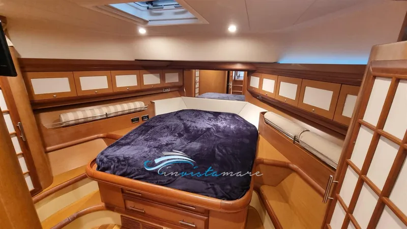  Yacht Photos Pics Dolphin 51 camera armatore