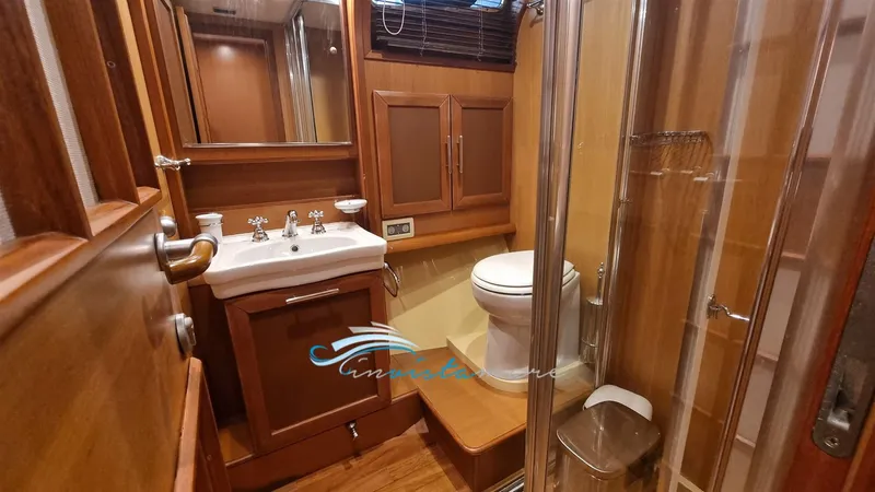  Yacht Photos Pics Dolphin 51 bagno