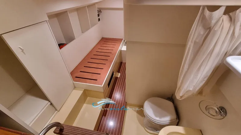  Yacht Photos Pics Dolphin 51 cabina equipaggio