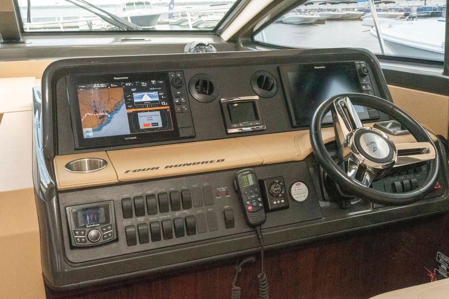 2017 Sea Ray 400 Sundancer
