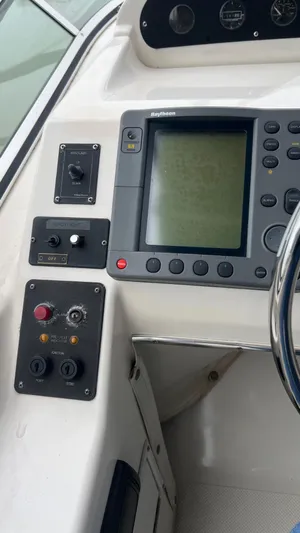 Yacht Photos Pics 1999 Bayliner 3988 Motoryacht dashboard with navigation controls and display.