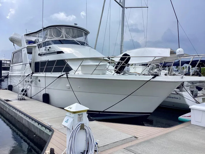 Lady Grace Yacht Photos Pics 1995 HATTERAS 52 MOTOR YACHT BOW PROFILE