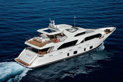 Benetti Delfino 93
