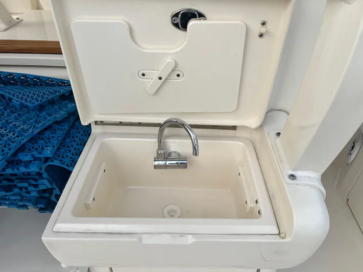  Yacht Photos Pics 2020 Scout 420 LXF boat sink with closed lid and chrome faucet.