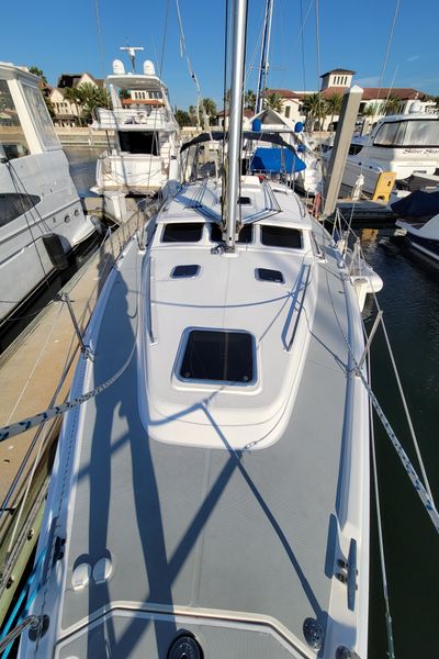 2007 Hunter 44 Deck Salon