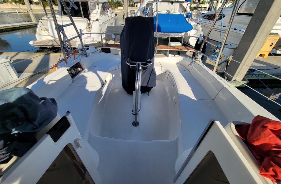 2007 Hunter 44 Deck Salon