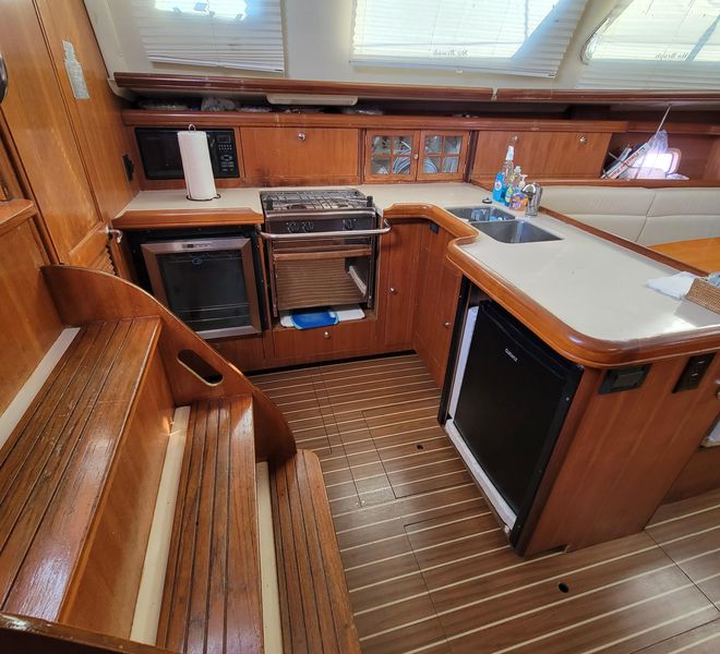 2007 Hunter 44 Deck Salon