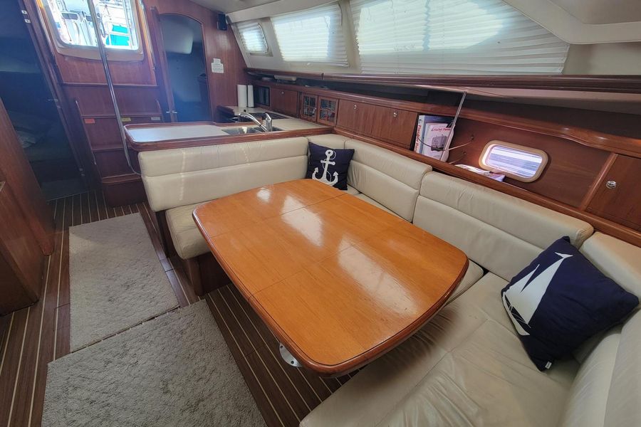 2007 Hunter 44 Deck Salon