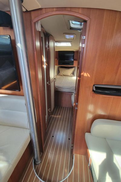 2007 Hunter 44 Deck Salon