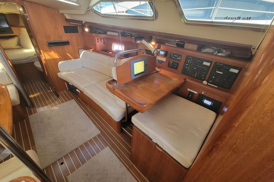 2007 Hunter 44 Deck Salon