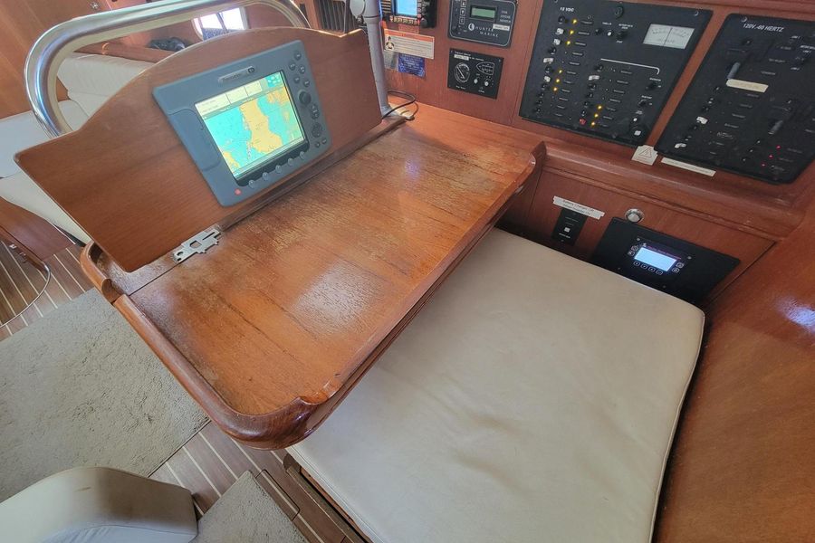 2007 Hunter 44 Deck Salon