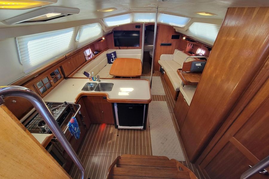 2007 Hunter 44 Deck Salon