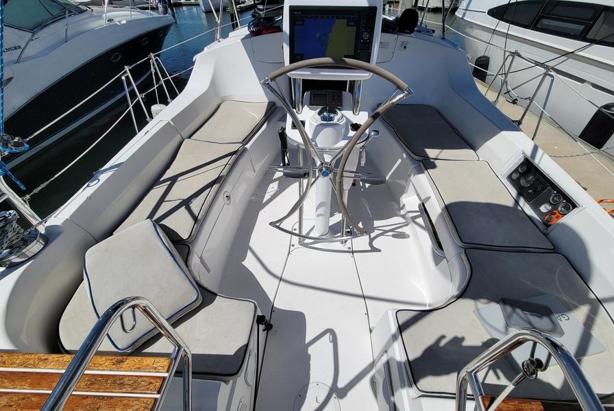 2007 Hunter 44 Deck Salon