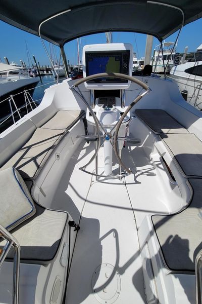 2007 Hunter 44 Deck Salon