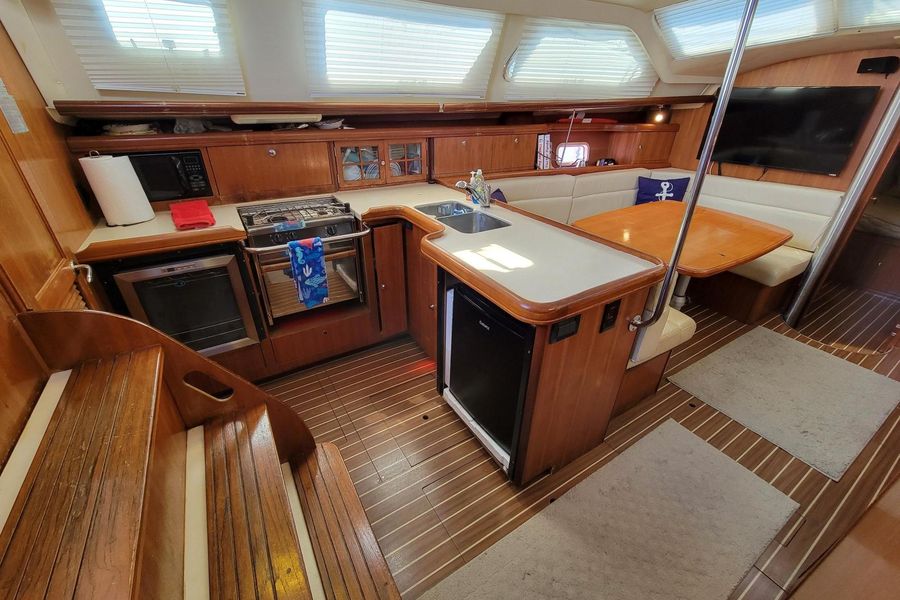 2007 Hunter 44 Deck Salon