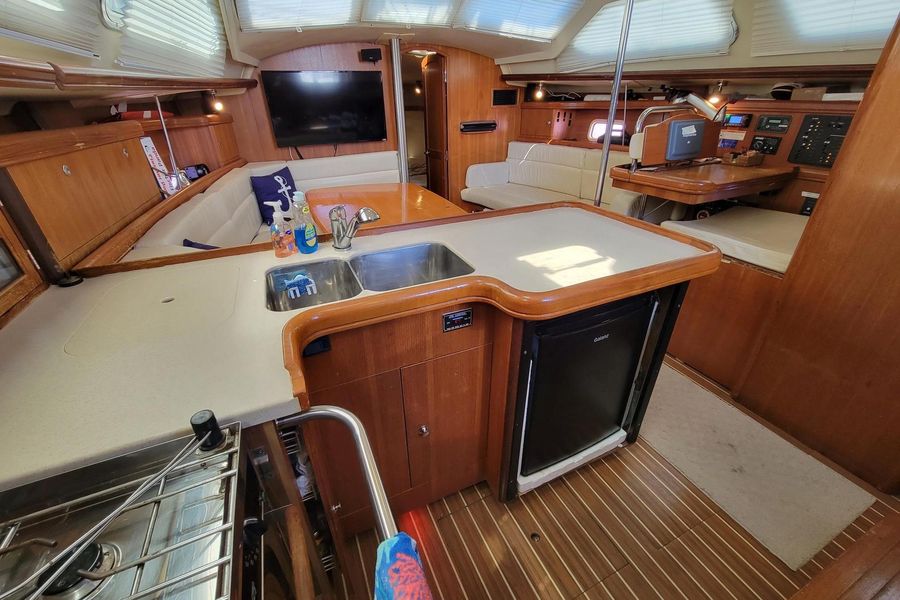 2007 Hunter 44 Deck Salon