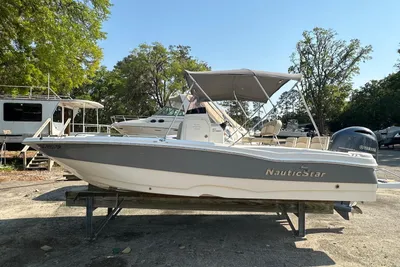 NauticStar 211 Hybrid