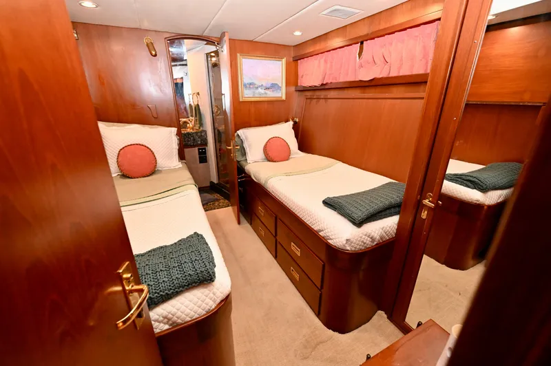 Captivator Yacht Photos Pics Luxurious 1984 Palmer Johnson motor yacht cabin with twin beds and elegant wood paneling.